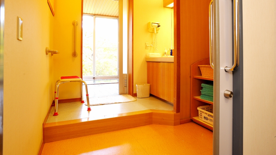 本館貸切風呂…貸切風呂のうち1ヶ所(姫の湯)は、脱衣所まで車椅子で入室できます(宿泊者限定)。