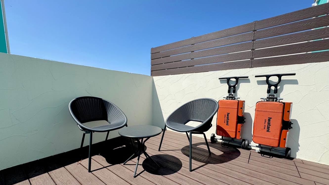 C棟：プールサイドデッキ