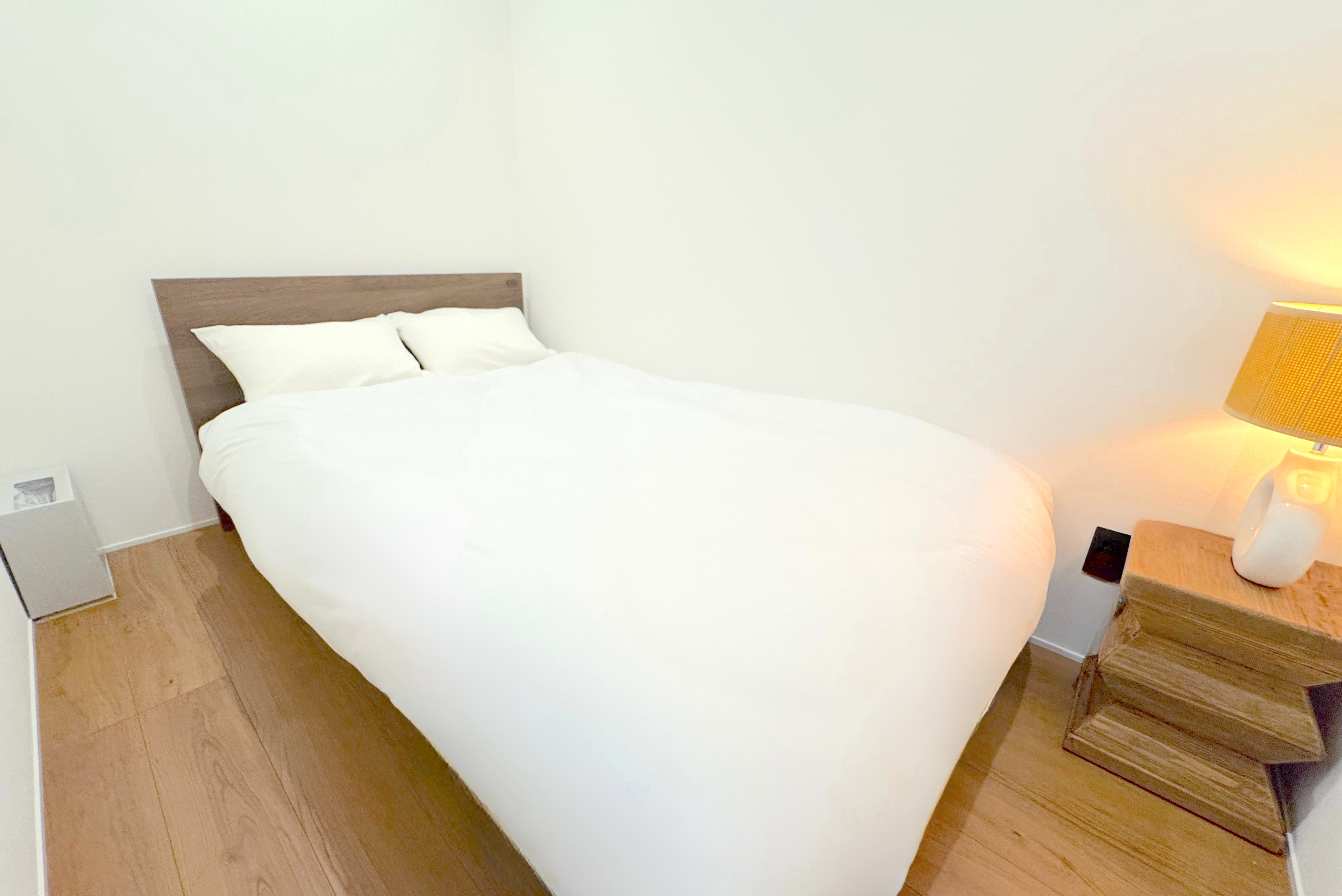 H棟：セミダブルベッド