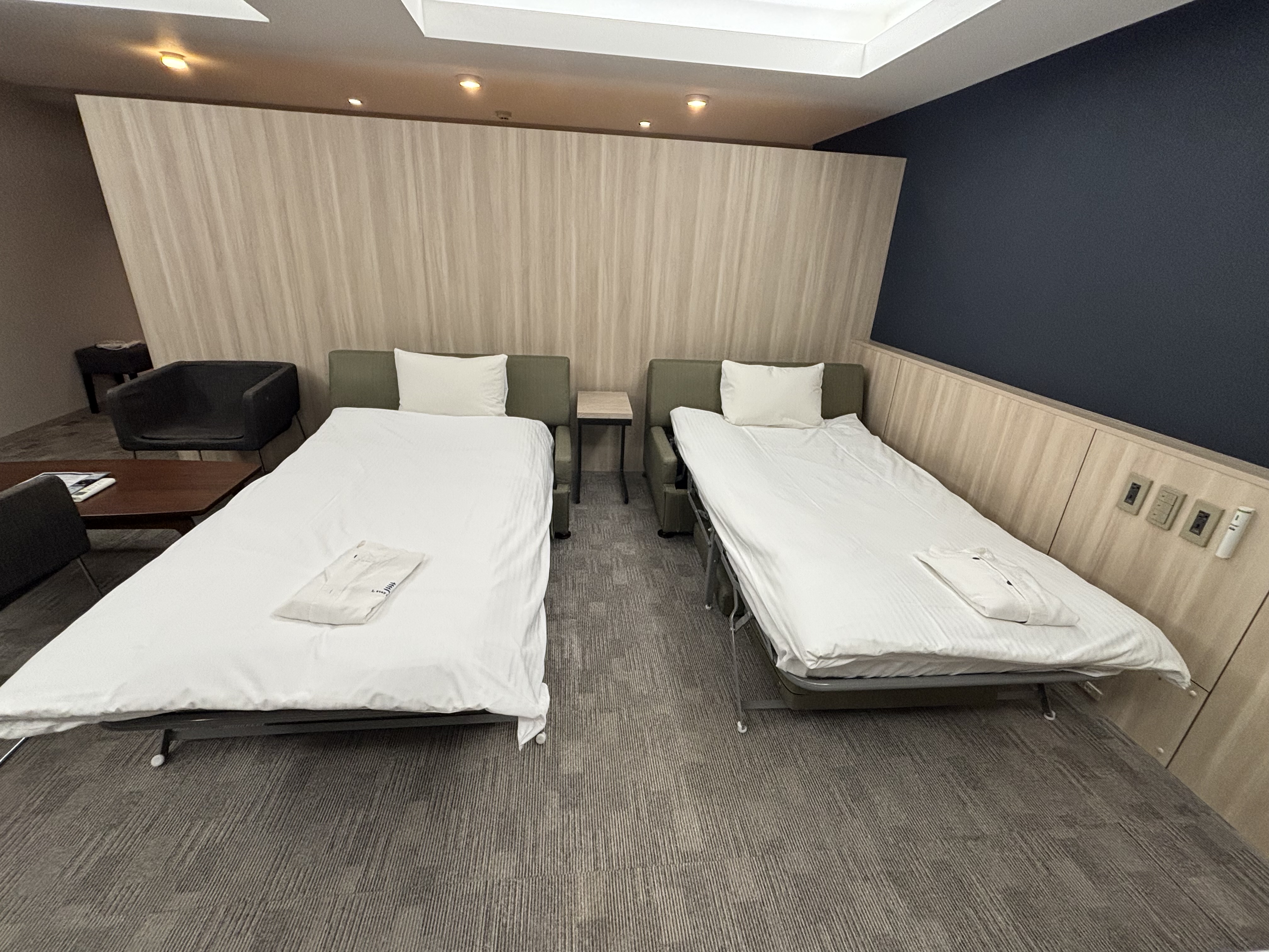 【客室一例】デラックスフォース正ベッド2台・ソファベッド2台ルーム（45㎡）