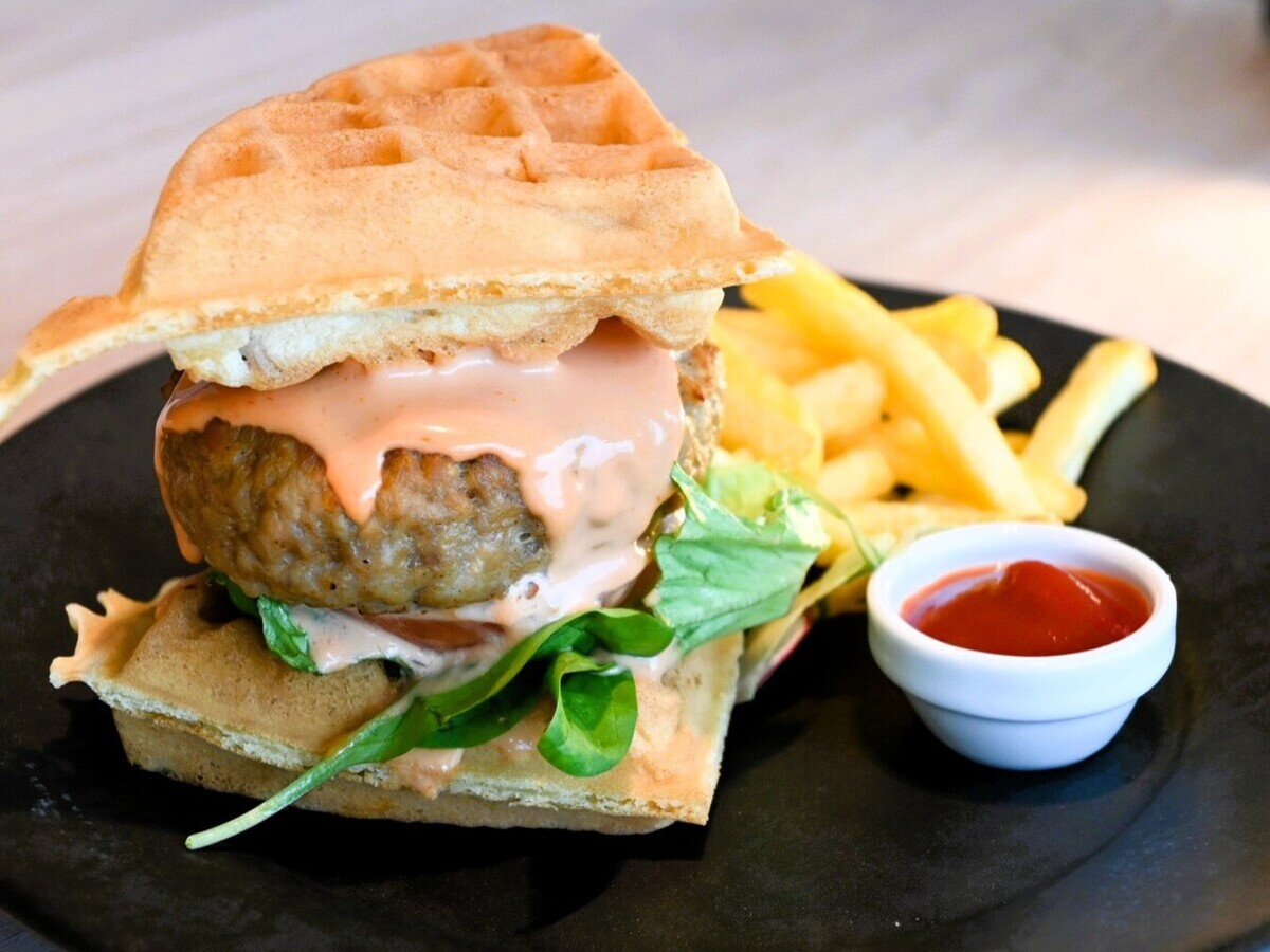 【カフェ】新感覚！ワッフルバーガー