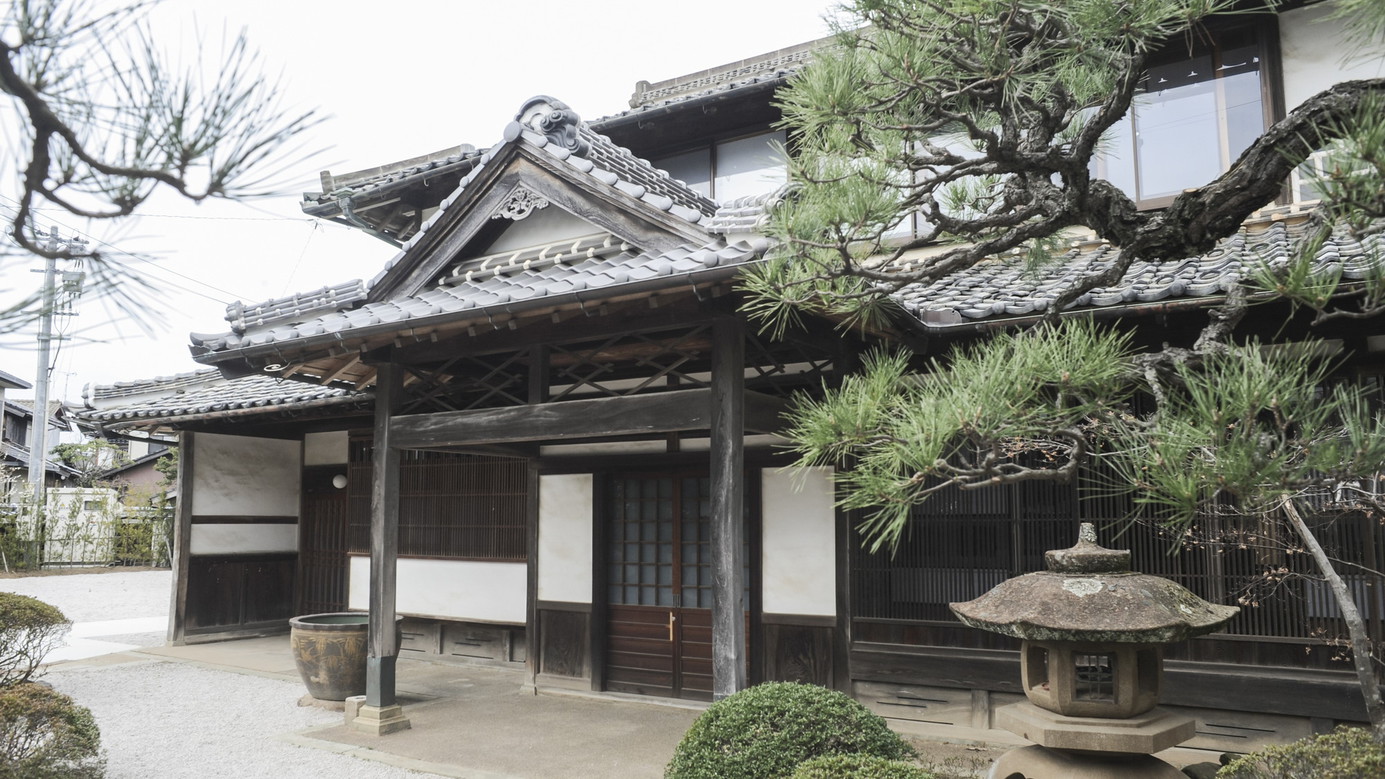 【外観】洋館と日本家屋が 調和した大正モダンな建物が美食の宿に生まれ変わりました。