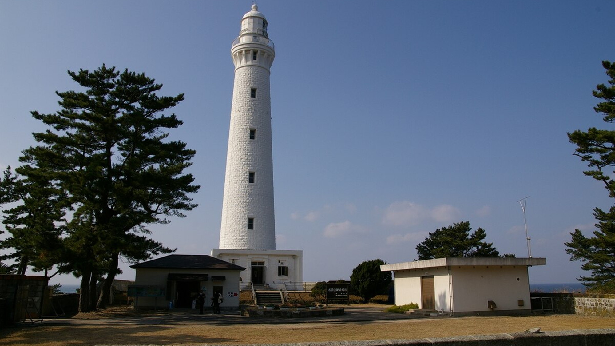 【日御碕灯台】出雲日御碕灯台は日本一の高さを誇る白亜の灯台です。