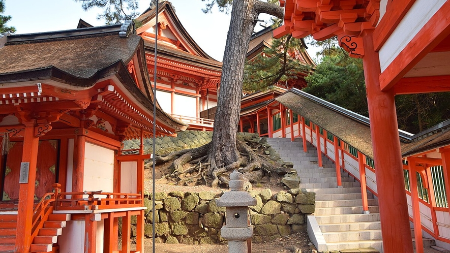 【日御碕神社】出雲の国造りをしたスサノオが祀られる美佐伎社。当館より車で20分。