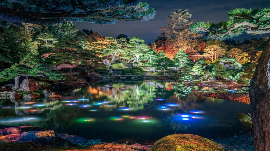 【由志園の庭園】出雲の風景を模した園庭。夜にはライトアップも。