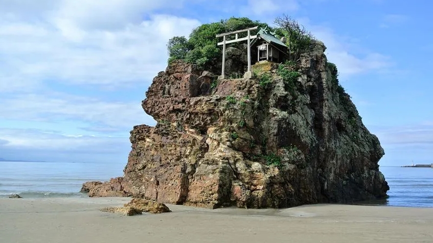 【弁天島】稲佐の浜に、地元では「べんてんさん」と呼ばれて親しまれている島があります。