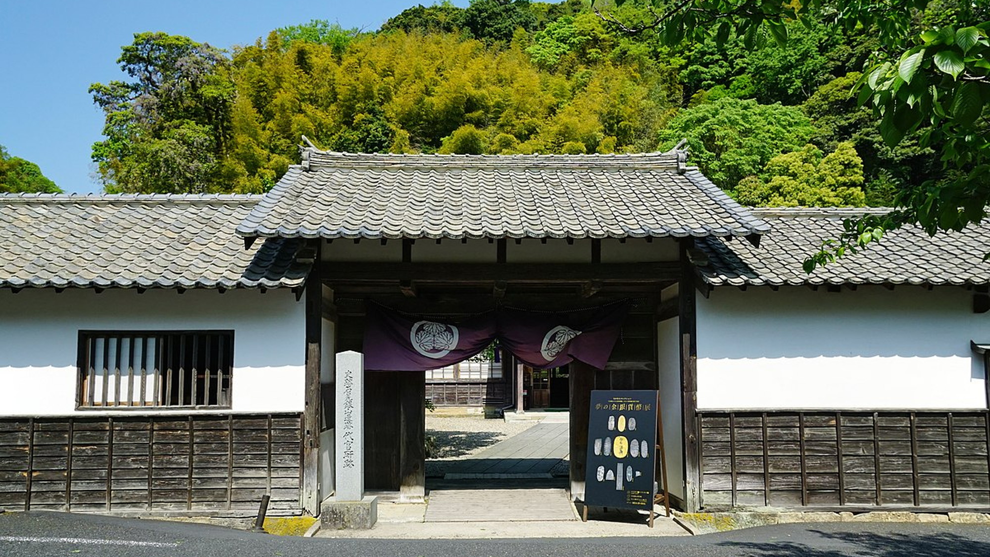 【石見銀山】2007年に世界遺産に登録されたアジアで初めての鉱山遺跡です。当館より車で約1時間。