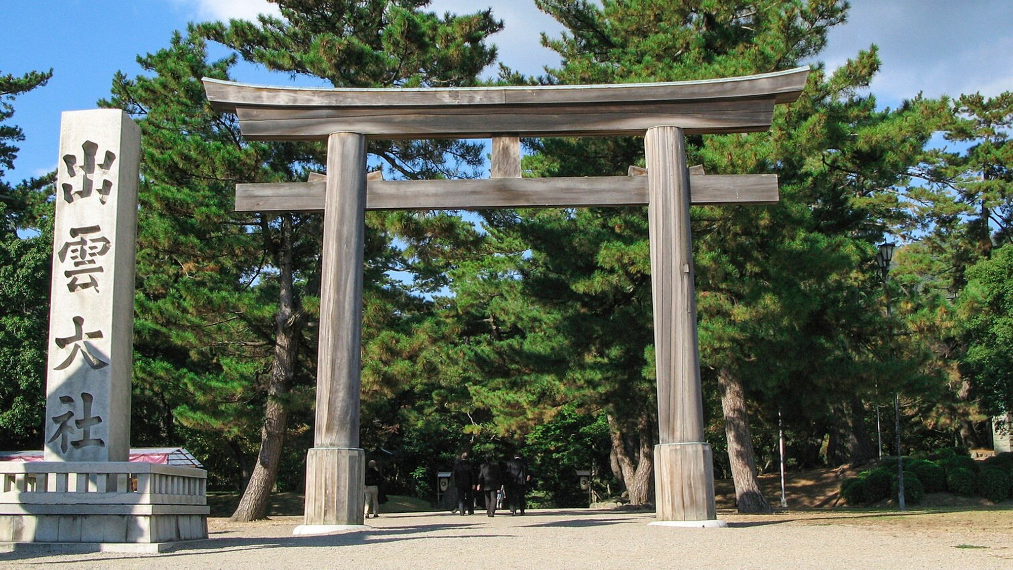 【出雲大社】夏は青々しい木々に囲まれる、全国の神様達が集う神社の古社。