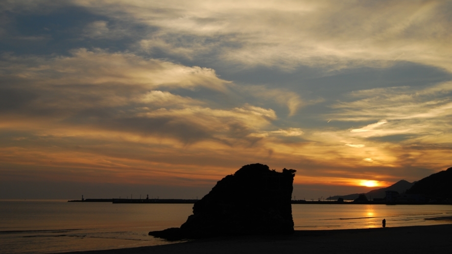 【弁天島】稲佐の浜に、地元では「べんてんさん」と呼ばれて親しまれている島があります。