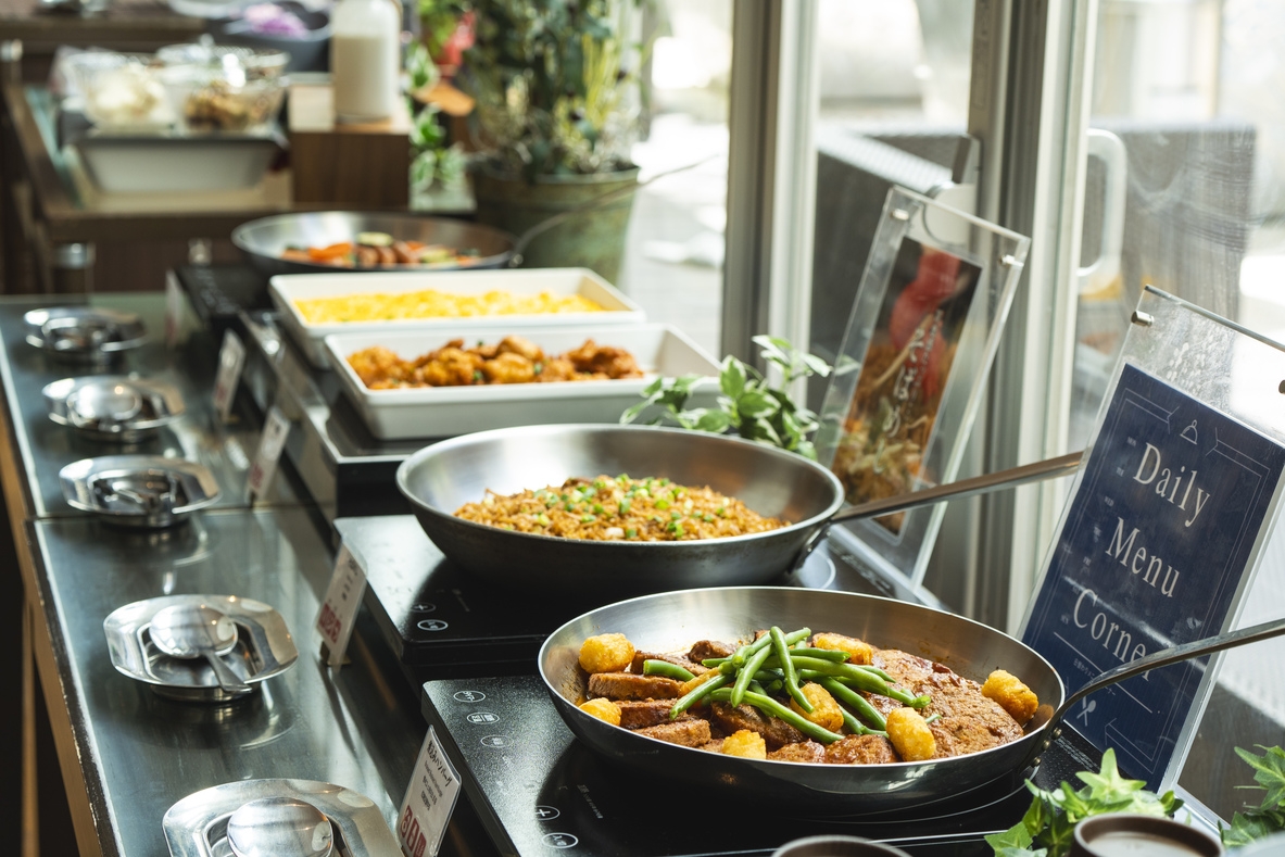 ＜ 30品目以上 ＞ 種類豊富なブッフェをホテルで / 朝食付き