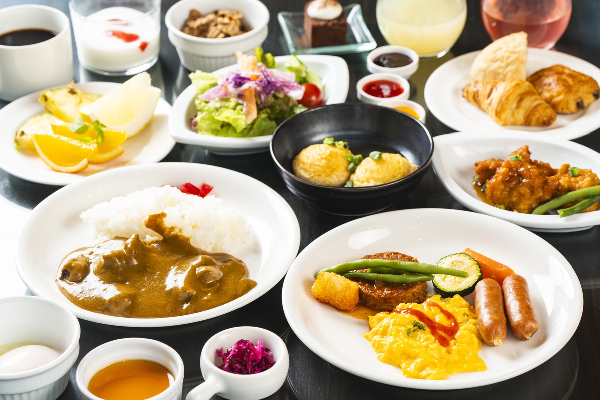 ＜ 30品目以上 ＞ 種類豊富なブッフェをホテルで / 朝食付き