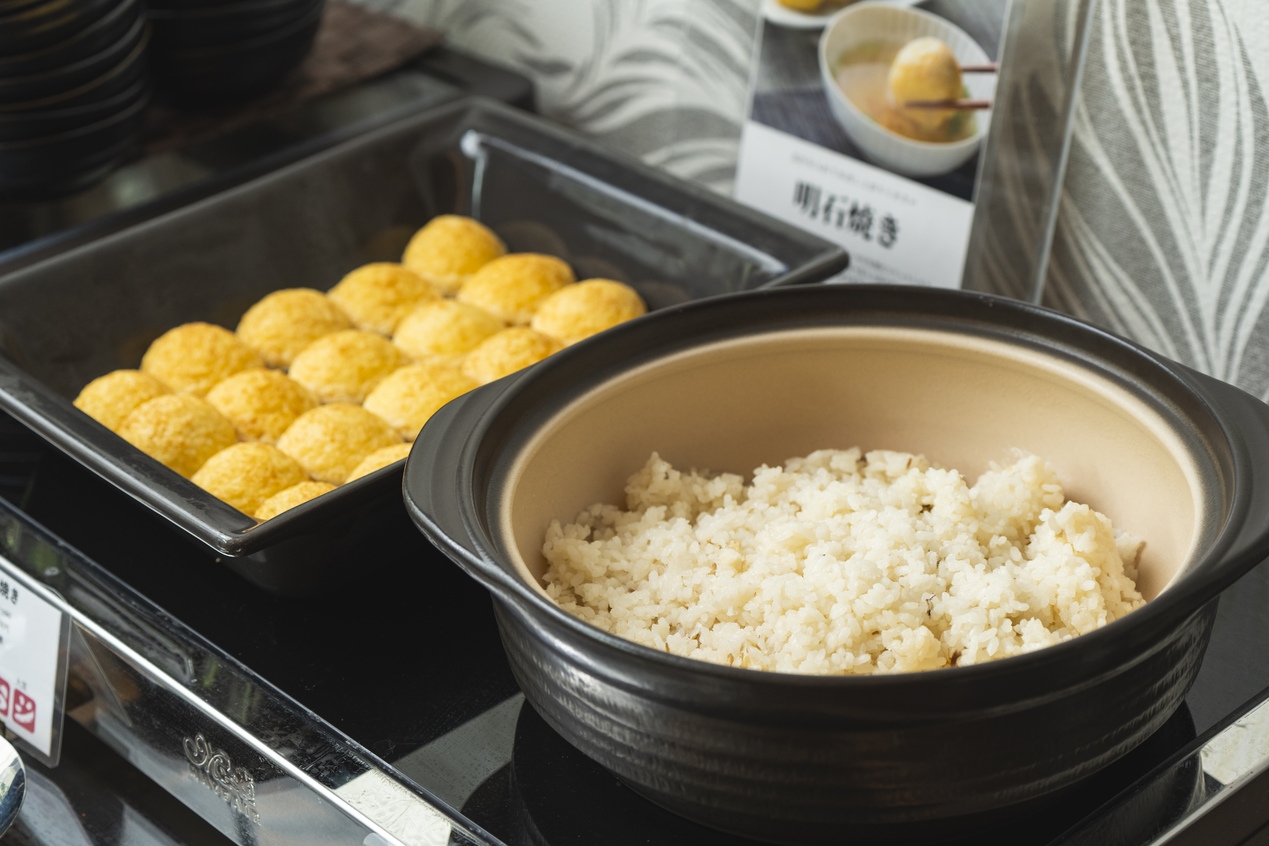 ＜ 30品目以上 ＞ 種類豊富なブッフェをホテルで / 朝食付き