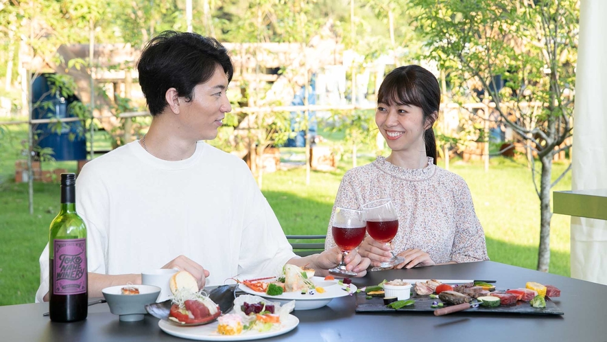 ・グランピング横にあるテントスペースでお食事が楽しめます