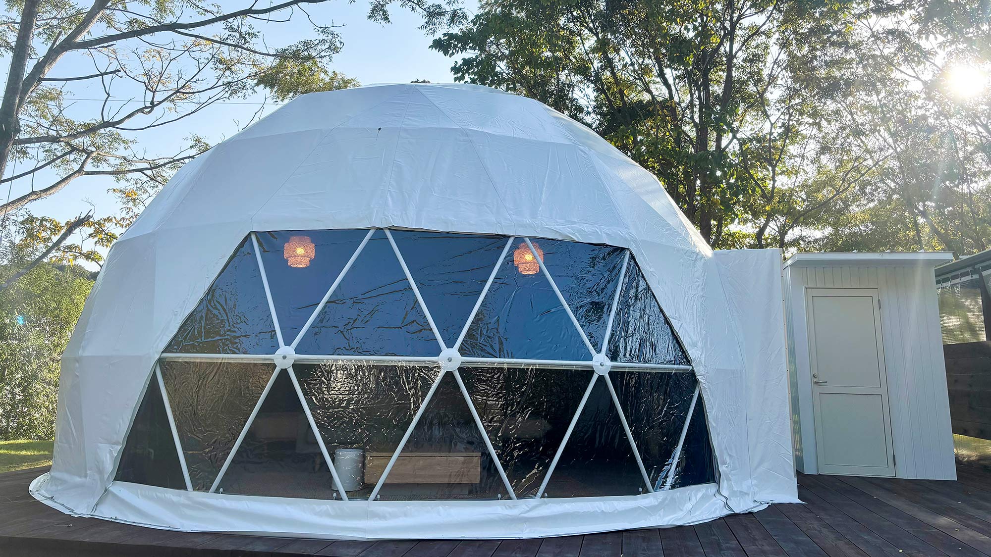 ・【ASH】ドームテントすぐ横にシャワールームとトイレを完備しております