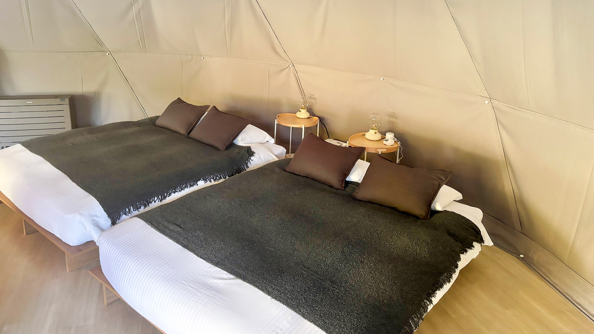 ・【ASH】ゆったりと快適な150cm幅のダブルベッド2台を設置しています