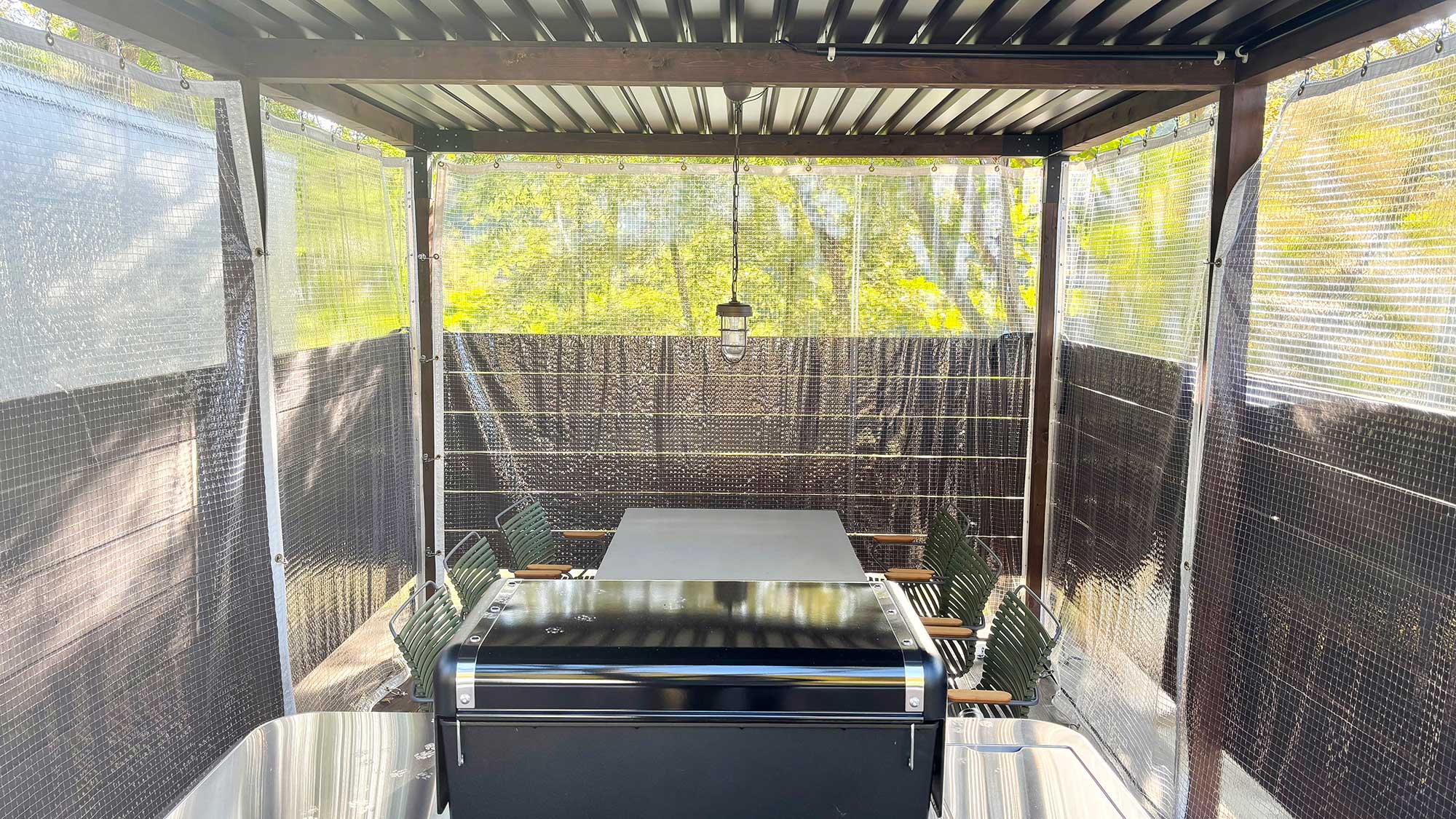 ・【ASH】BBQスペースは屋根と四方にカーテンがついています。雨天でも可能です