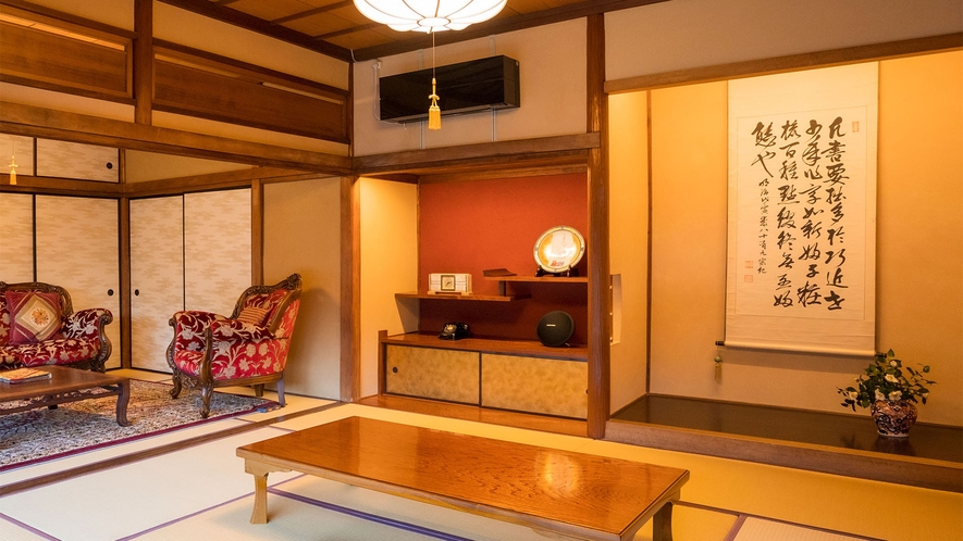 ・床の間や違い棚など日本の伝統的な建築様式が随所に見られます