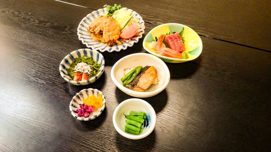・【夕食一例】春と秋には地元長野で採れた山菜料理をご提供いたします