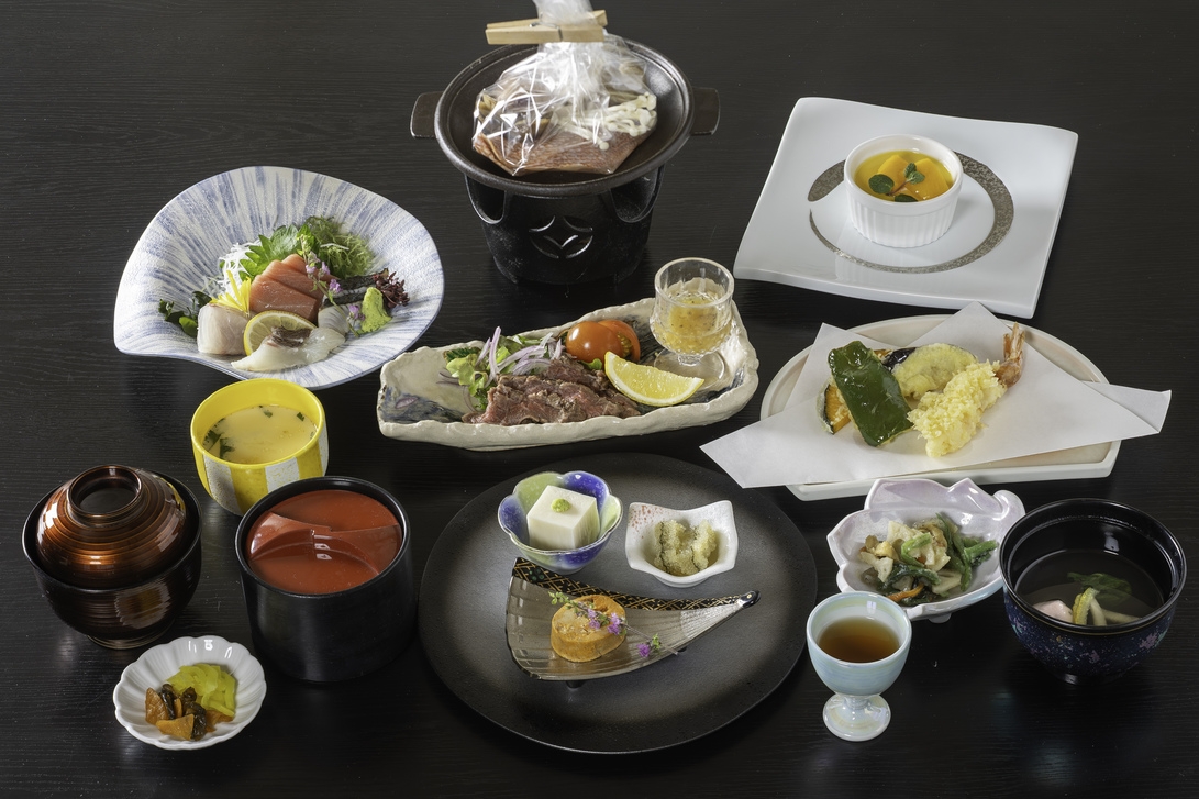 「華やぎ会席」お造り四点盛・赤魚の包み焼き・天ぷら・宮崎牛のたたきなど