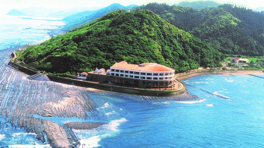 「極み会席」お造り9点盛・宮崎牛のロースステーキ・伊勢海老の黄金焼きなど