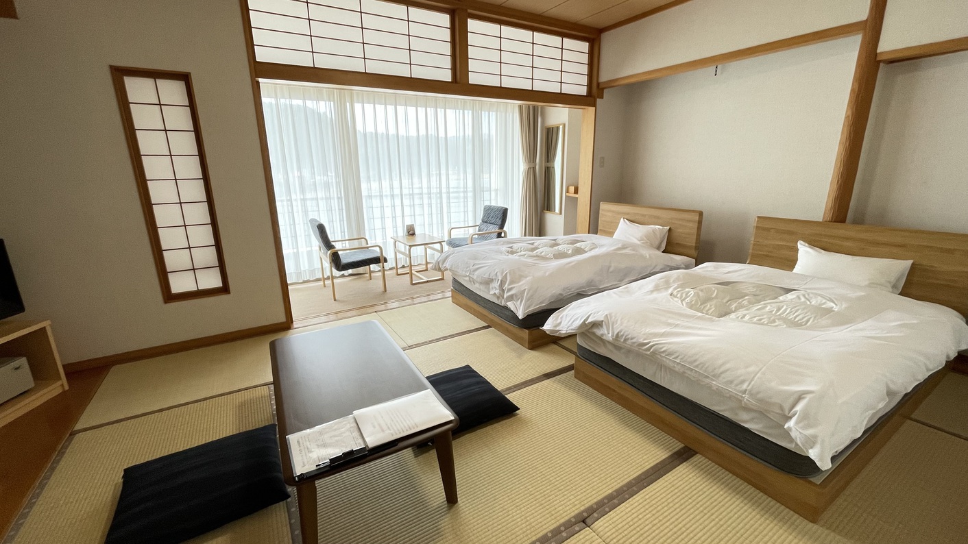 【和室10畳ツインベッドルーム】海と山が半々で見える景色