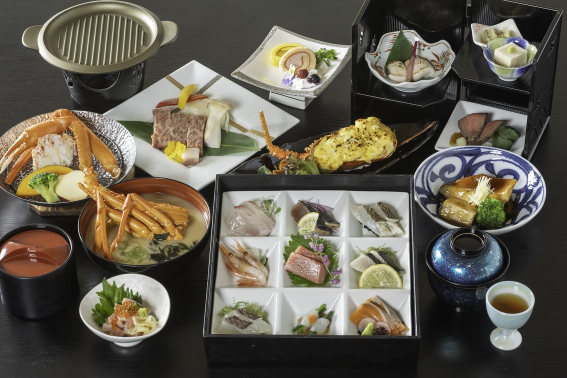 「極み会席」お造り9点盛・宮崎牛のロースステーキ・伊勢海老の黄金焼きなど