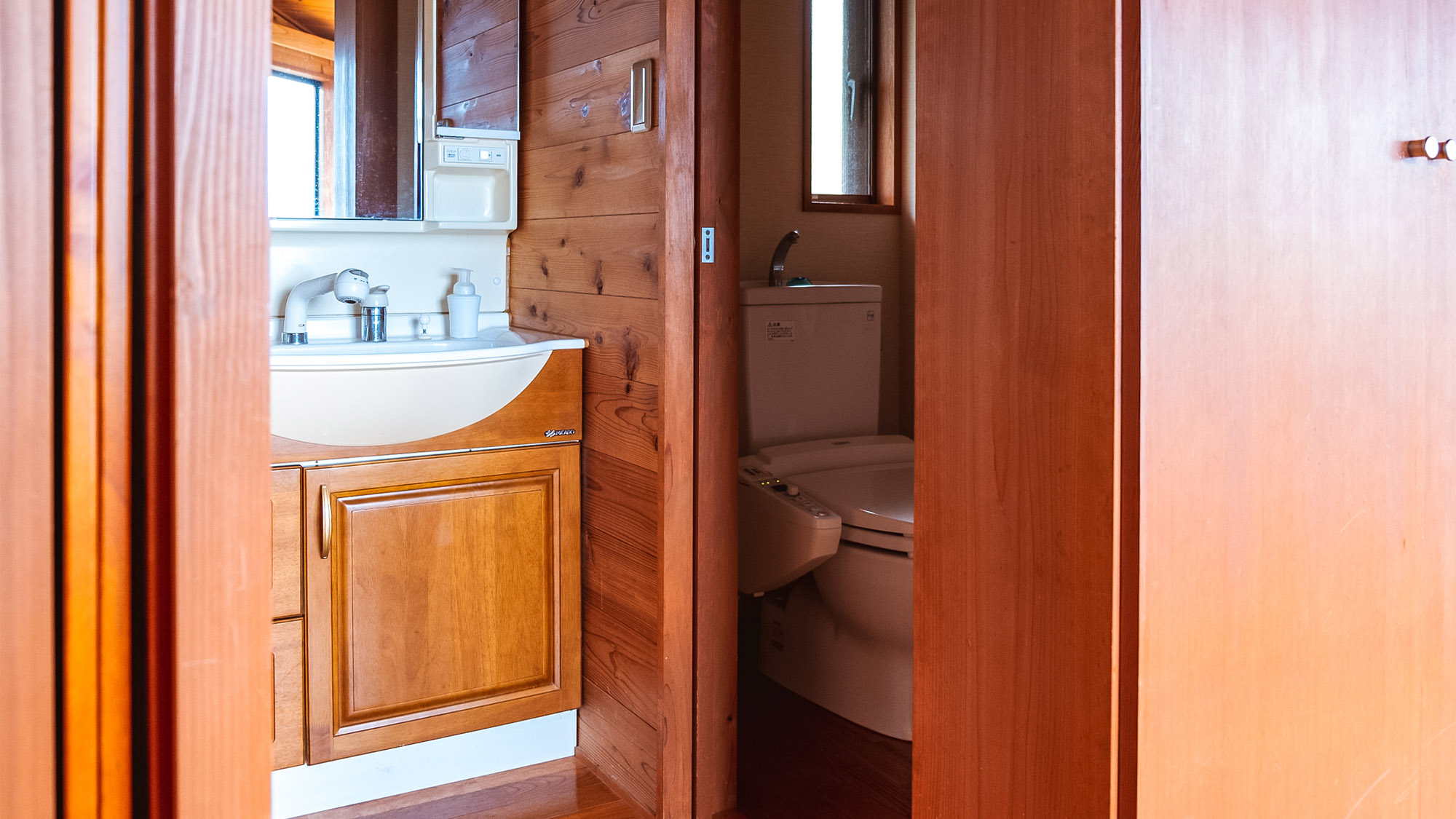 ・2階トイレ 上品な木の色合いが優しい落ち着いた雰囲気のトイレです