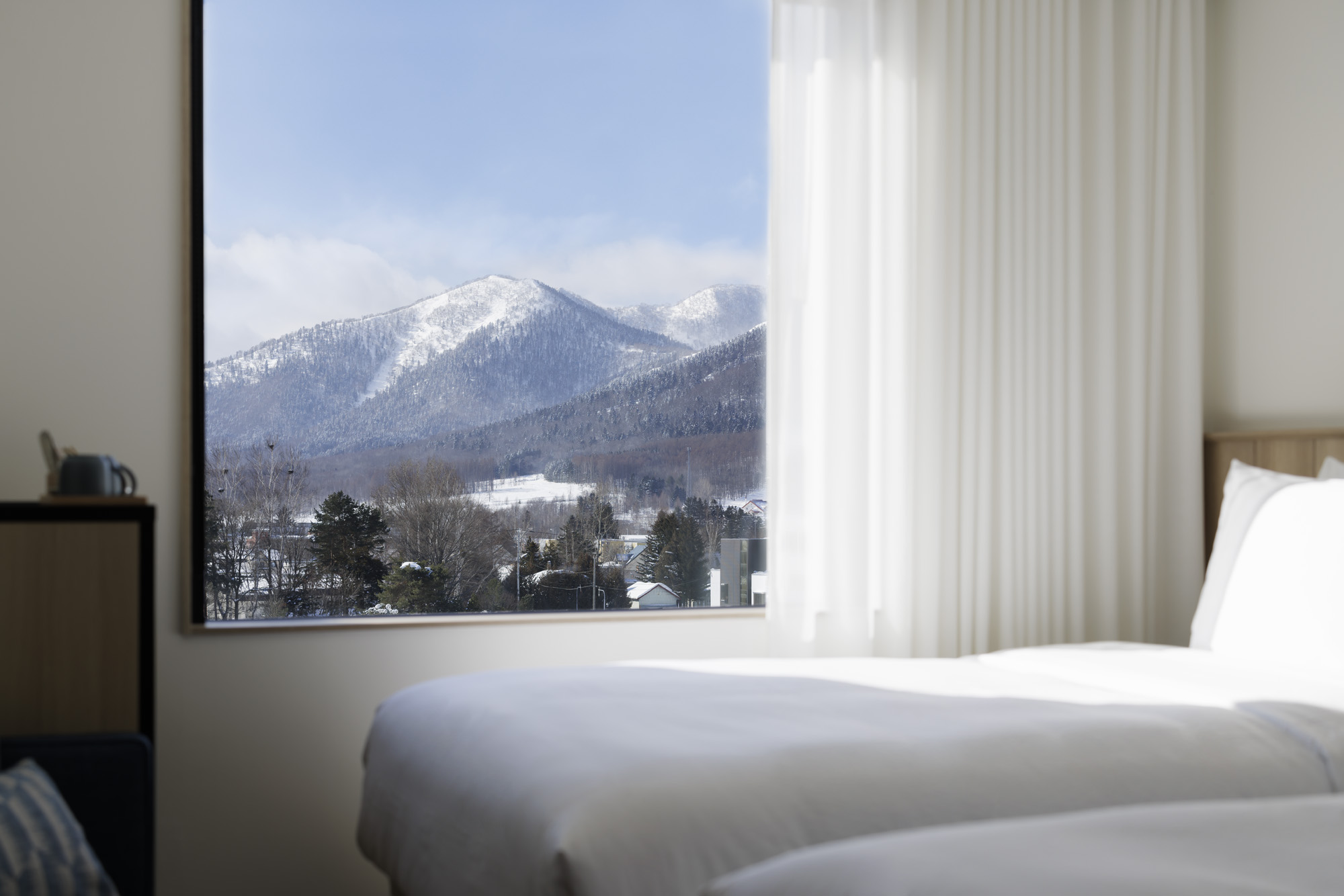 ゲストルーム冬景色：21平米禁煙・シモンズ製ベッド　シンプルながら温かみのある空間でお寛ぎください。