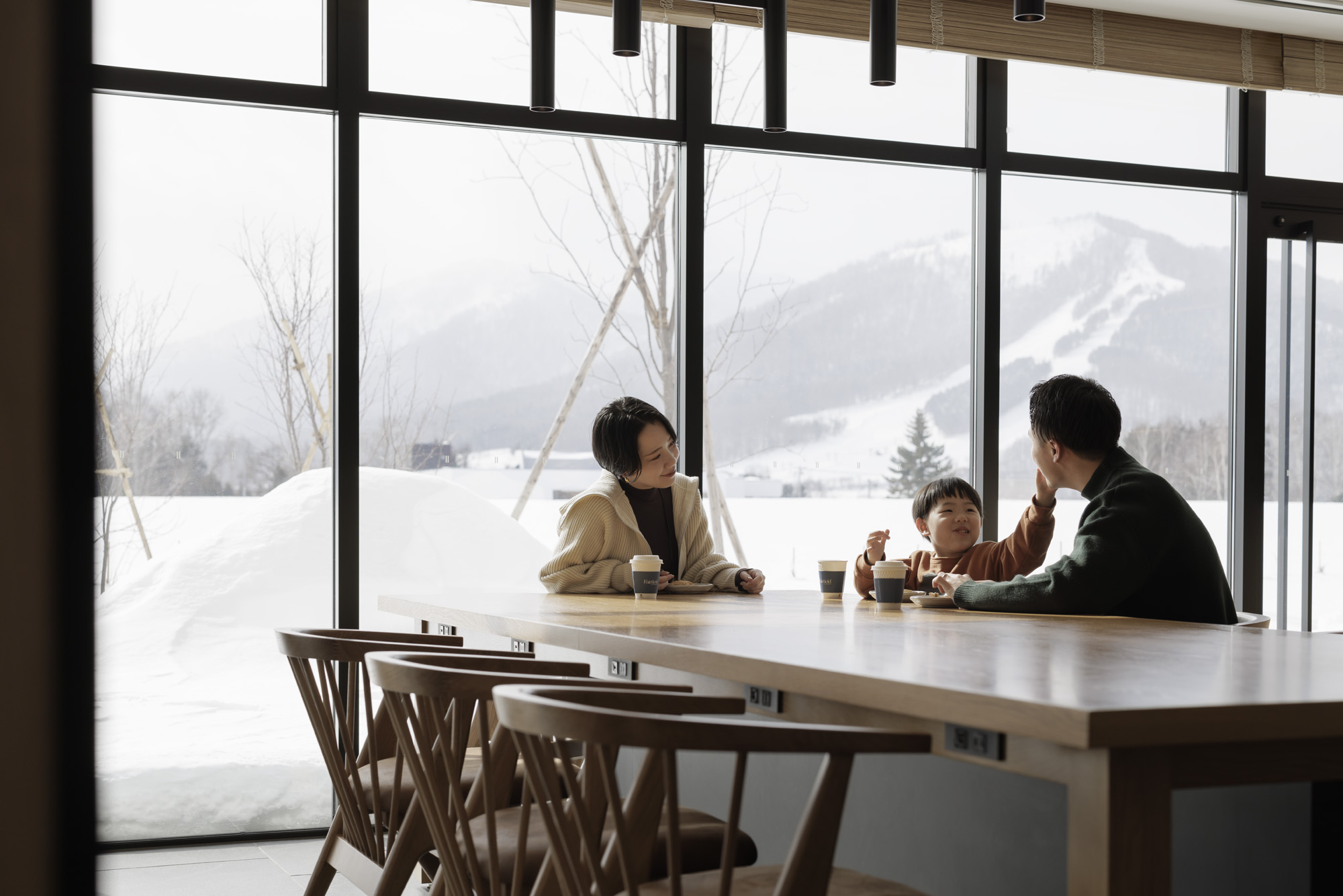 共用スペース雪景色：自由にお召し上がりいただけるフリーカフェ、電子レンジ、製氷機を備えております。