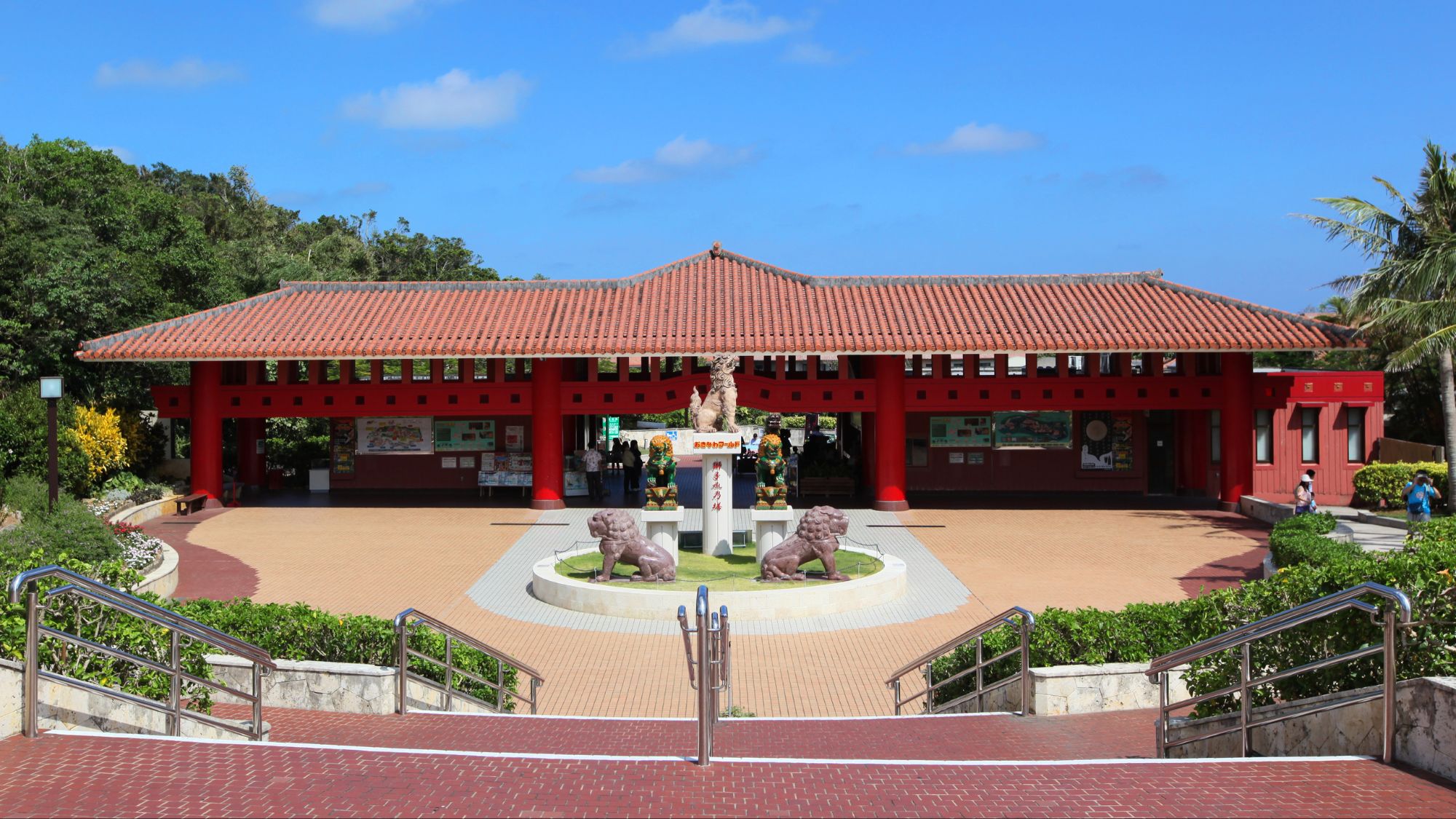 【おきなわワールド】当館から車で約30分