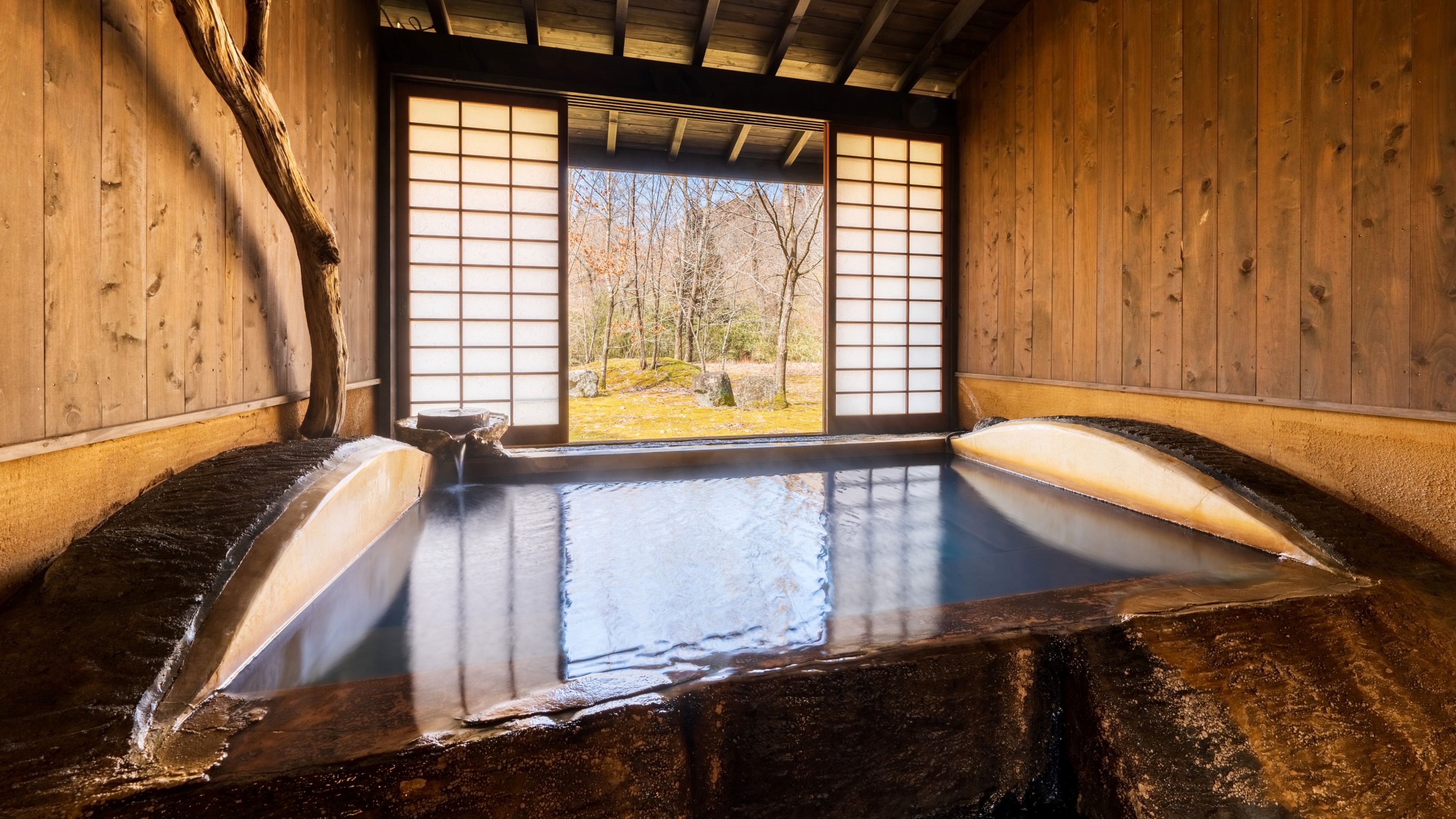 源泉かけ流し温泉の内風呂／一例