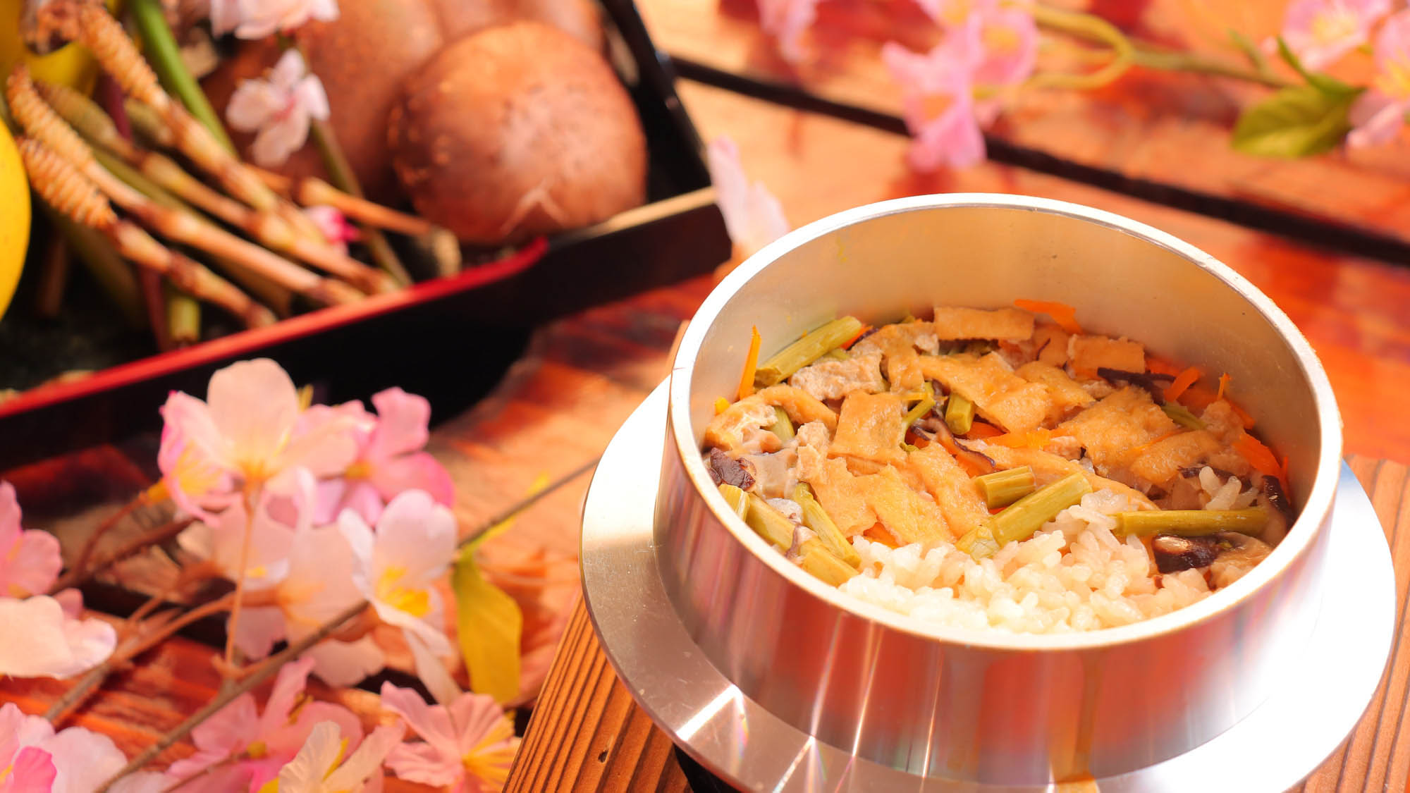 【春の釜飯】春の山菜釜飯に彩りを変更♪お米も自家製米を使用しておりふっくら炊きたてをいただけます♪