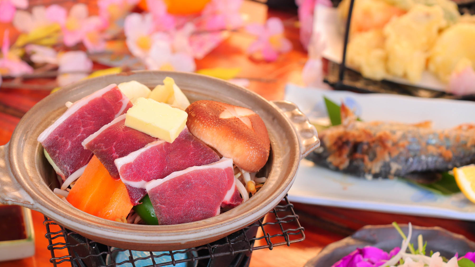 【ボタン肉の陶板焼き(春)】臭みのない猪肉はバター焼きでお野菜と一緒に♪