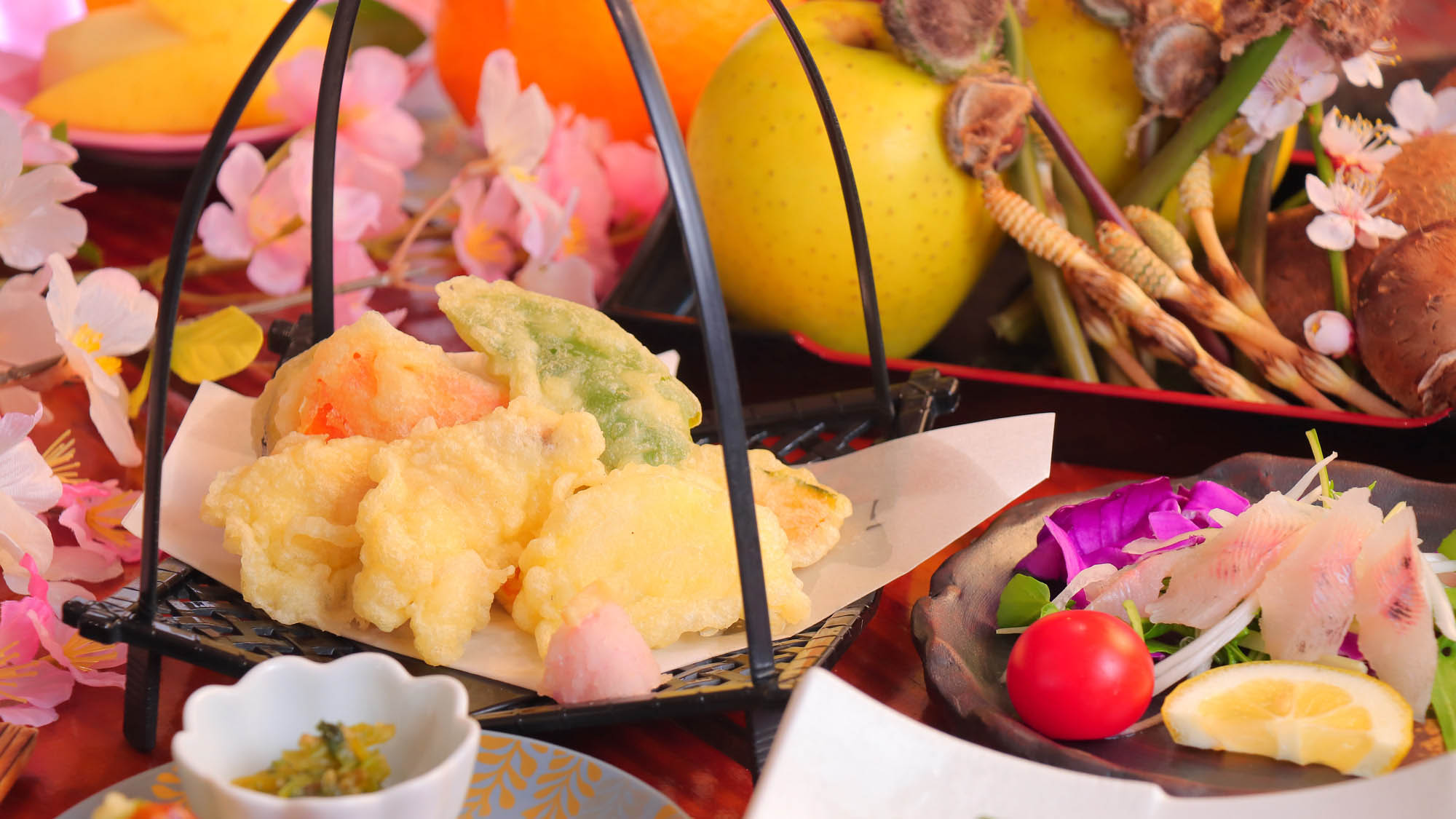 【春の天ぷら】さくさくにあがった春野菜の天ぷらは山の宿ならでは！