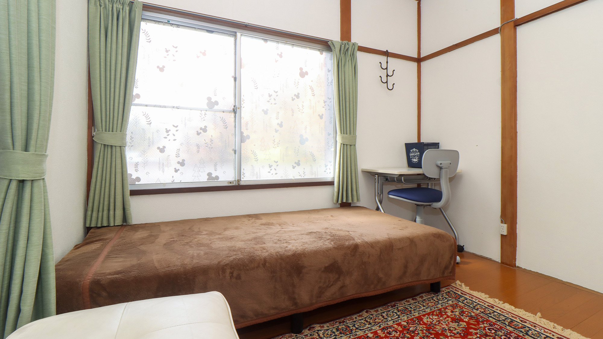 #ミント　デスクと椅子が設置されており、テレワークやワーケーションでのご利用にも便利です。