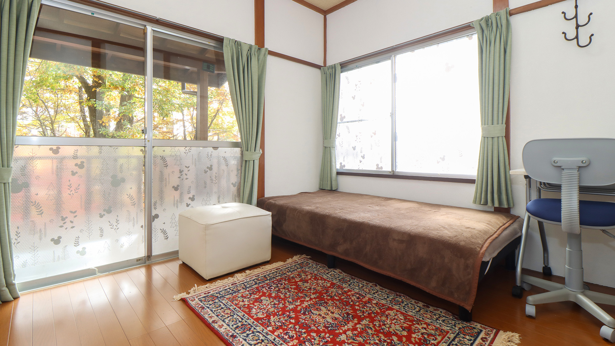 #ミント　窓の外には那須の豊かな自然が広がり、季節ごとの美しい景色を眺めることができます。