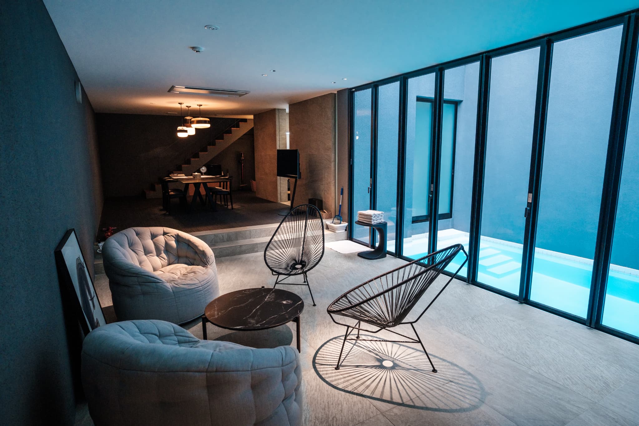 Sereneリビングからプール