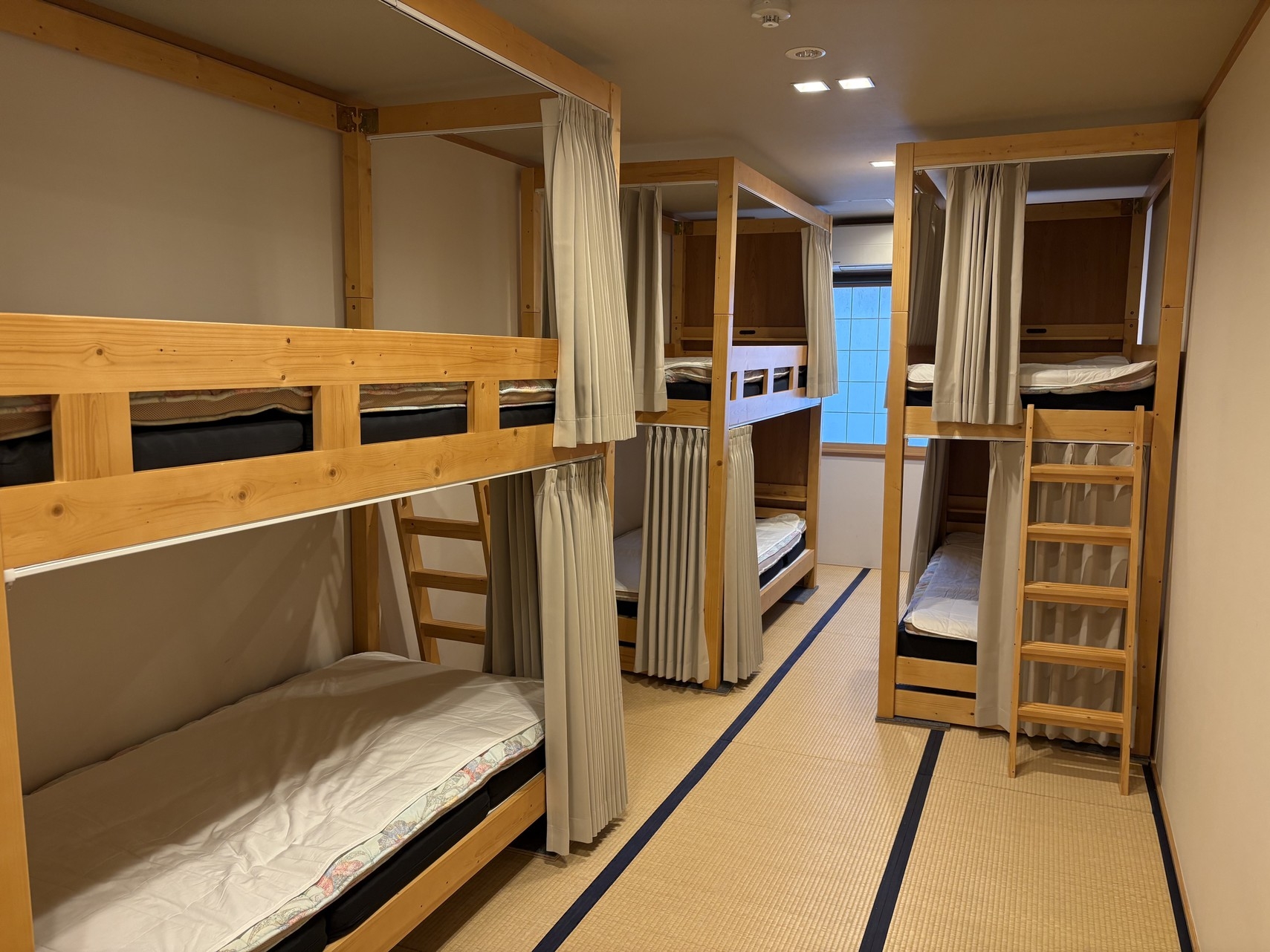 素泊まり☆希少な6人部屋☆大阪駅西口から徒歩7分 福島駅から6分