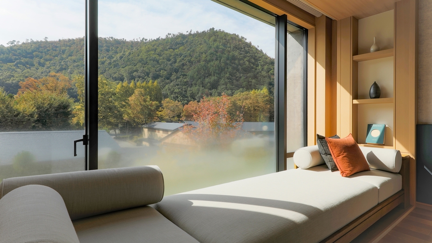 ◆Takagamine Deluxe　｜大きな窓から雄大な鷹ヶ峰の山を望む50㎡の客室