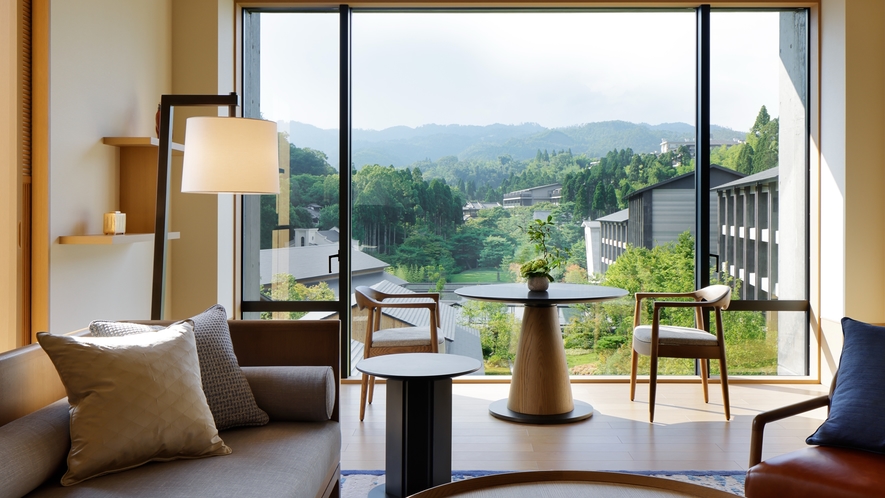 ◆ROKU Suite　｜窓外には、四季折々の雄大な自然の景色が広がる