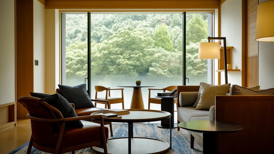 ◆PEAK Suite  　｜100㎡の広々とした客室の窓からは鷹峯三山のダイナミックな自然の景観を