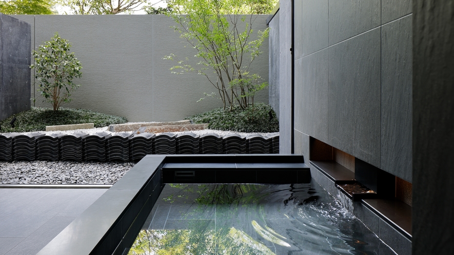 ◆Onsen Garden　｜天然温泉を引き込んだ半露天風呂をしつらえております