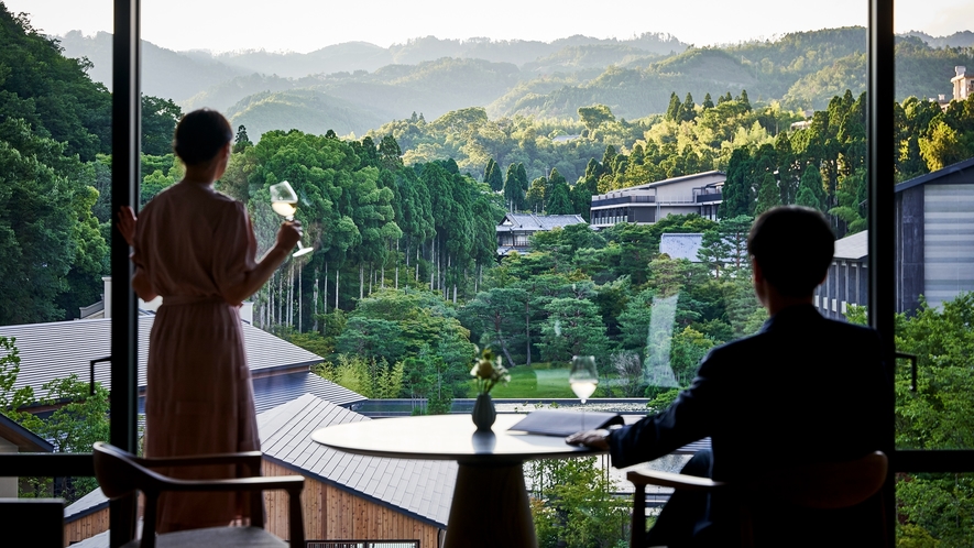 ◆ROKU Suite　｜窓外には、四季折々の雄大な自然の景色が広がる