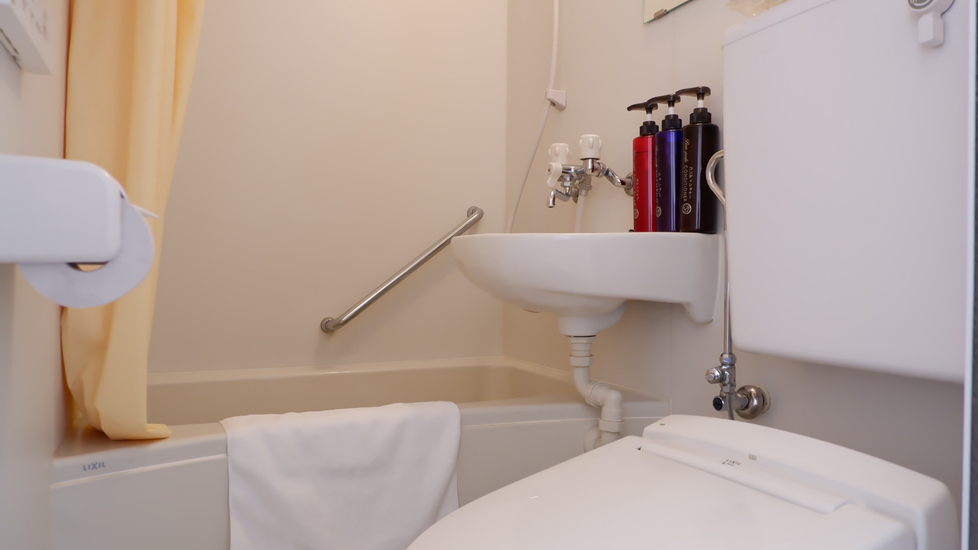 *【客室】浴槽の備わったユニットバスタイプです。