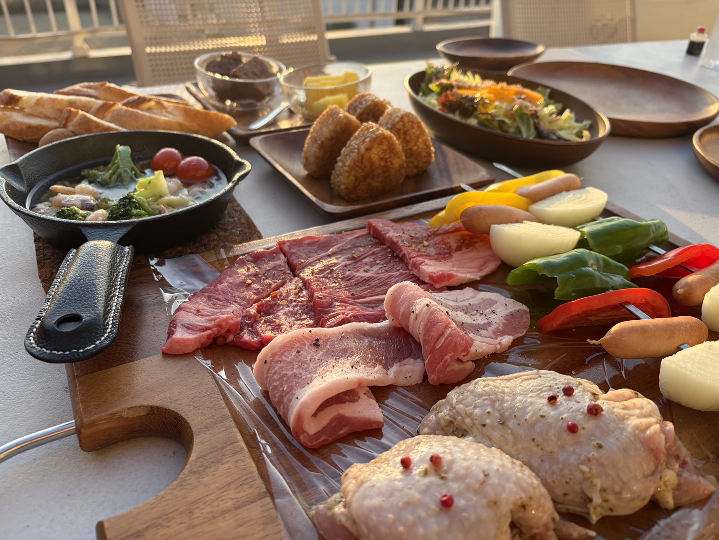[夕食]夕食はBBQ！ 雨天時はダイニングに食材をご用意いたします