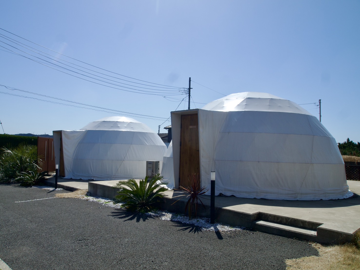 2棟のドームテントをご用意　各定員４名