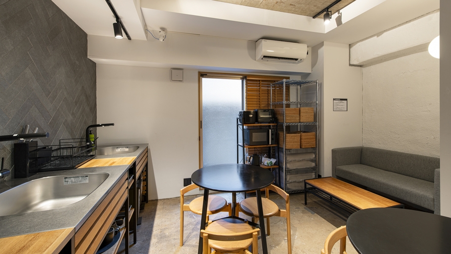 【素泊まり】浅草寺歩いてすぐ◇共用キッチンで連泊も快適◇Wi-Fi無料◇全室17平米以上でゆったり