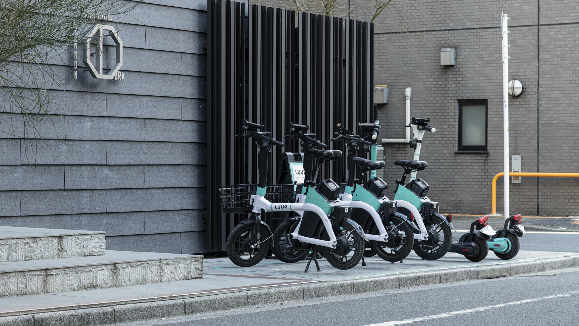 *電動キックボードシェア【Luup】のポート/当館入口前