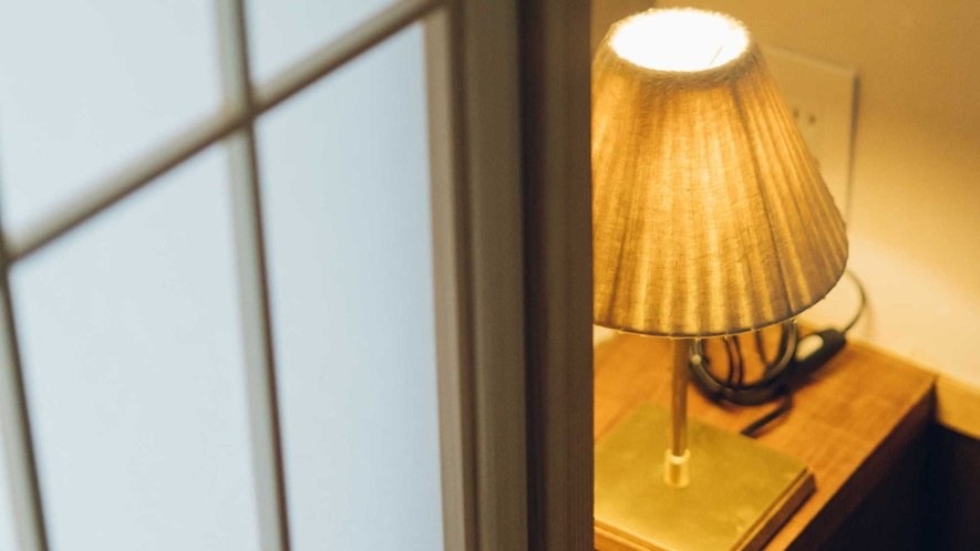 【スタンダードルーム　丸】客室のランプはファブリックと真鍮を組み合わせた自社オリジナル製品