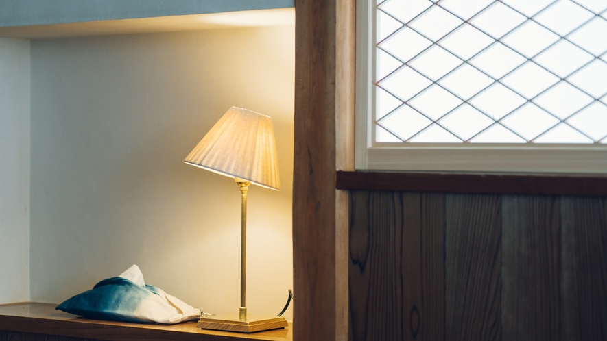 【客室】手作りのランプシェードの灯りが、温もりある空間を演出しています